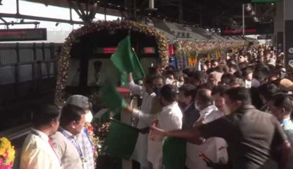 उद्धव ठाकरे ने मुंबई मेट्रो को हरी झंडी दिखाई, बुलेट ट्रेन परियोजना की आलोचना की